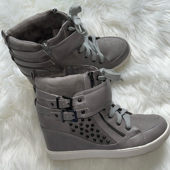 Stylish Gray High-Top Sneakers - Picture 2 of 7
